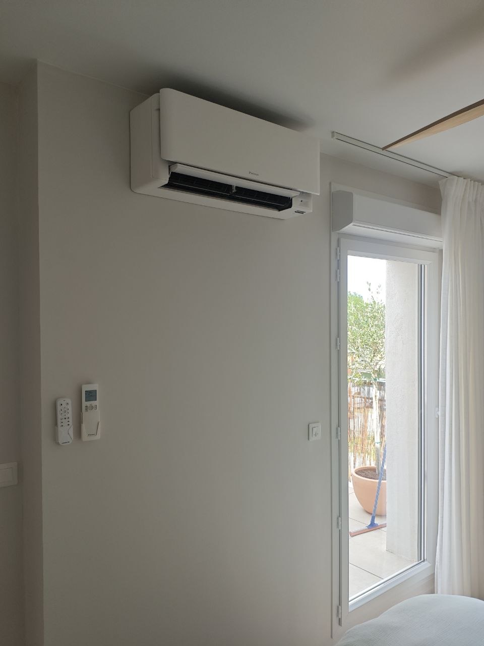 Installation climatisation Daikin dans une chambre
