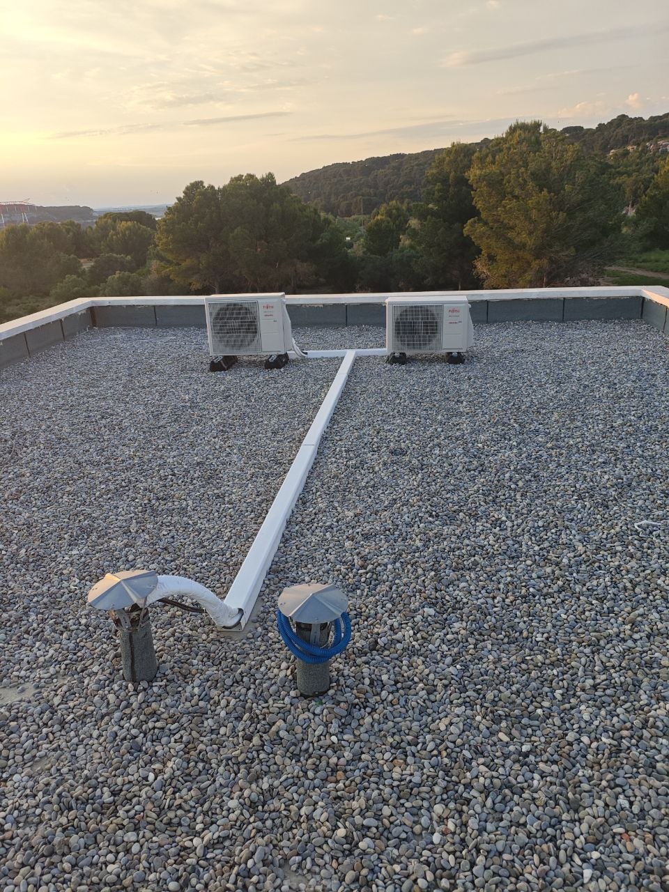 Unités Fujitsu en toiture au coucher de soleil