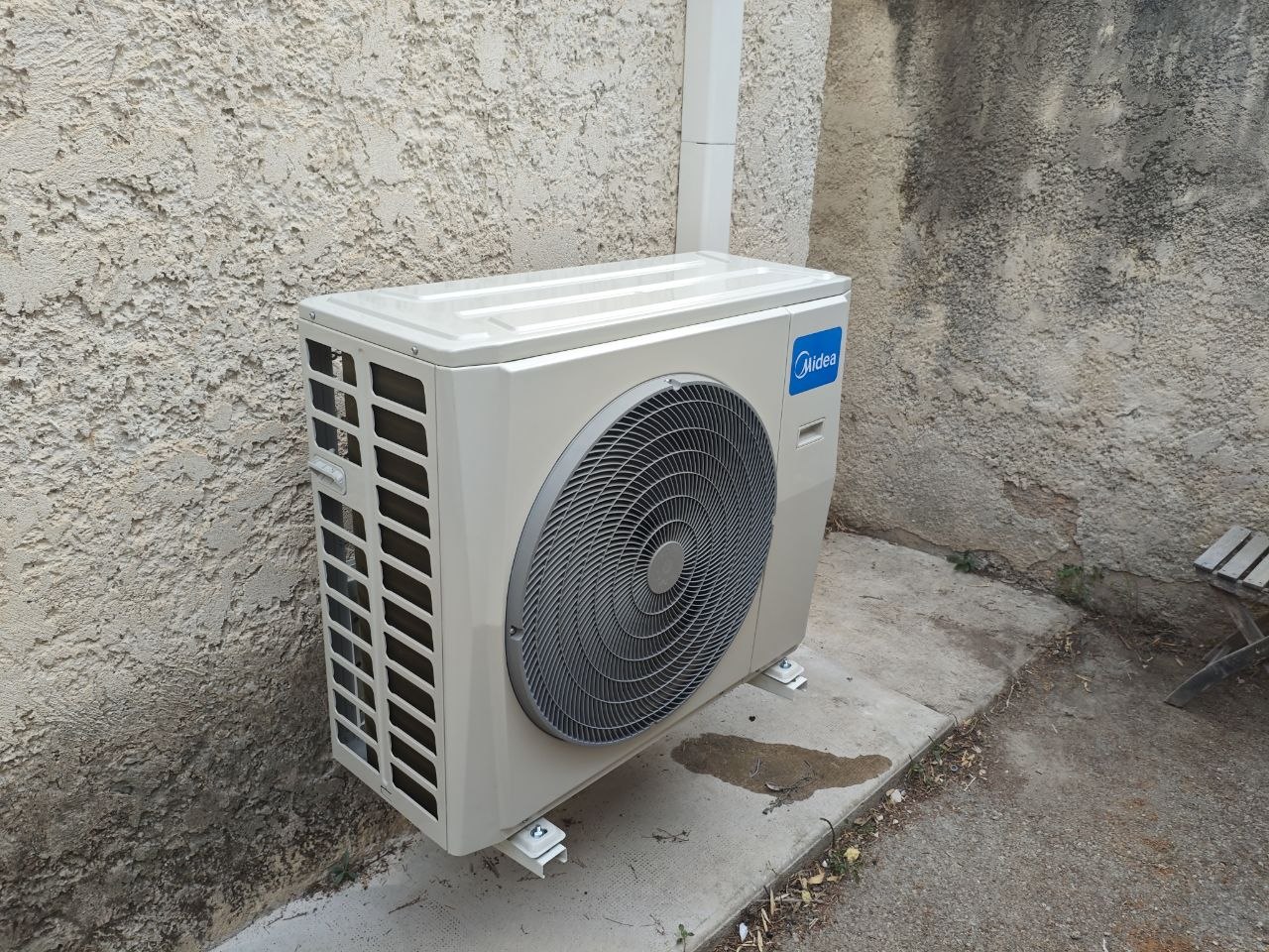 Unité extérieure Midea installée
